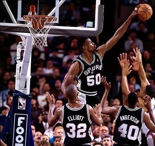 罗宾逊16分 活塞战胜步行者 罗宾逊16分 活塞战胜步行者